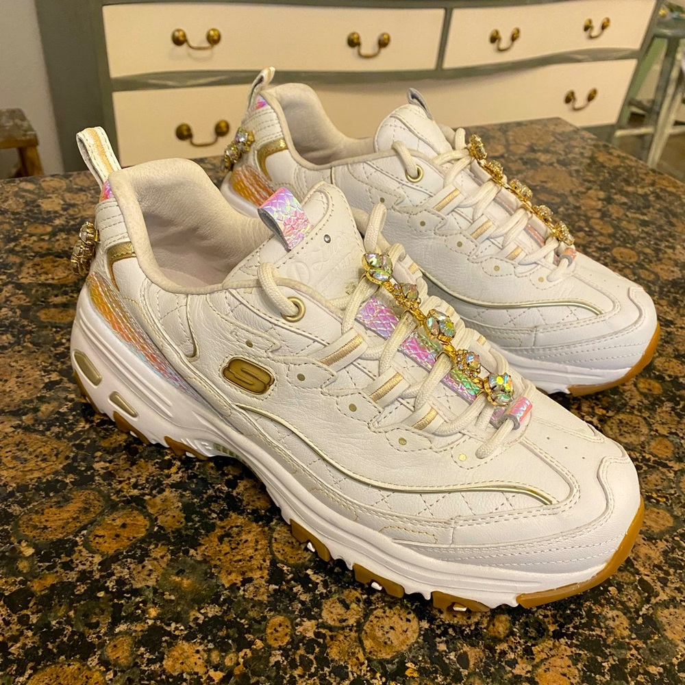 Women’s Chunky Sketchers Size 8 White and Gold ! 🥰✨